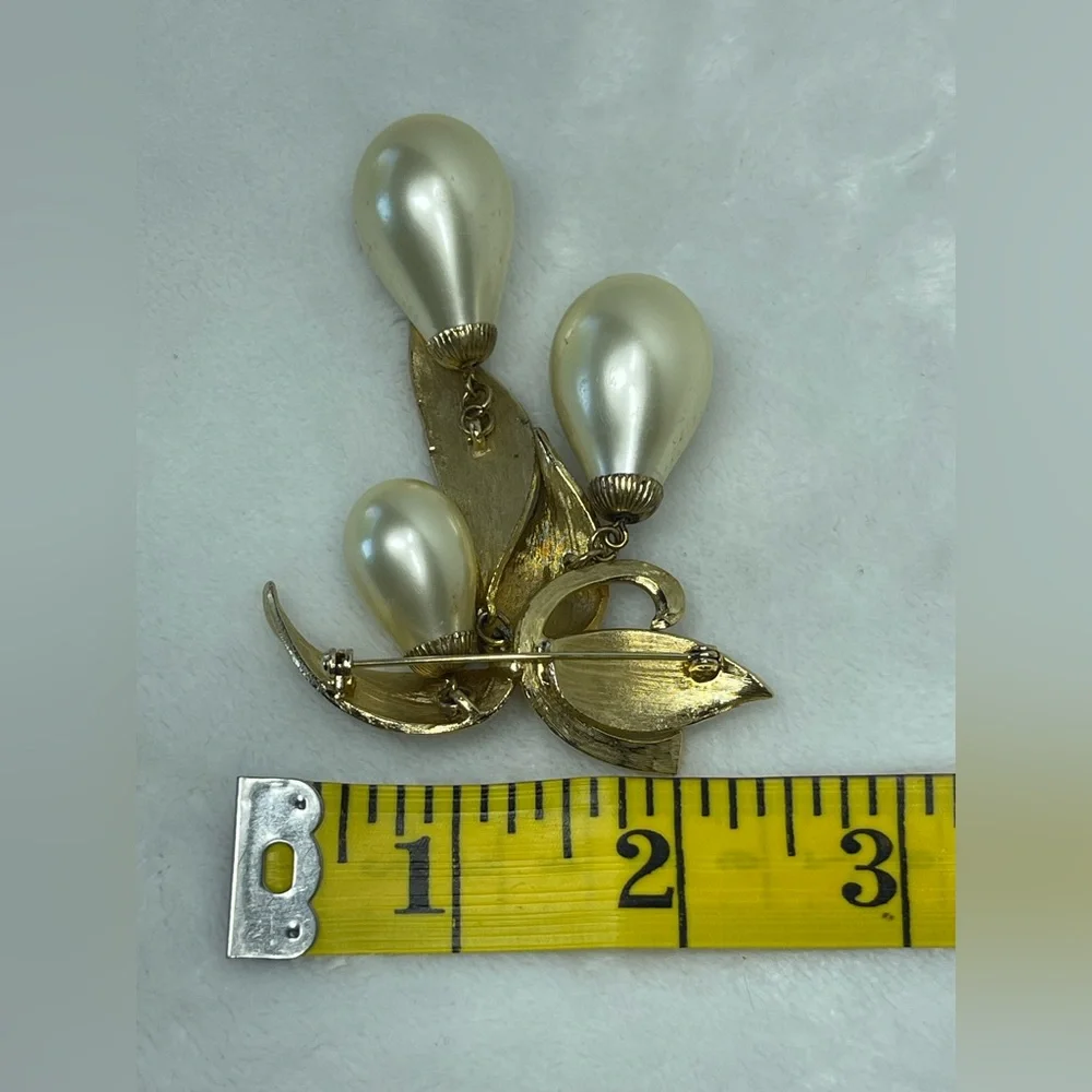 Vintage Brooch with glass beads gold tone